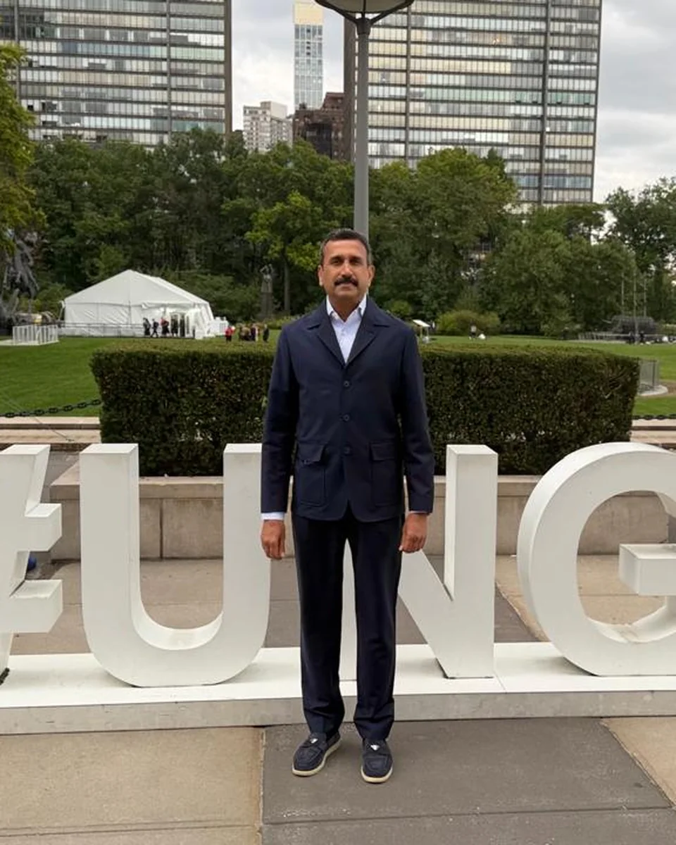 Dr Ajayya Kumar at the #UNGA sign, United Nations, New York